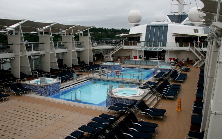 Description: Pool and hottubs on the upper exterion deck